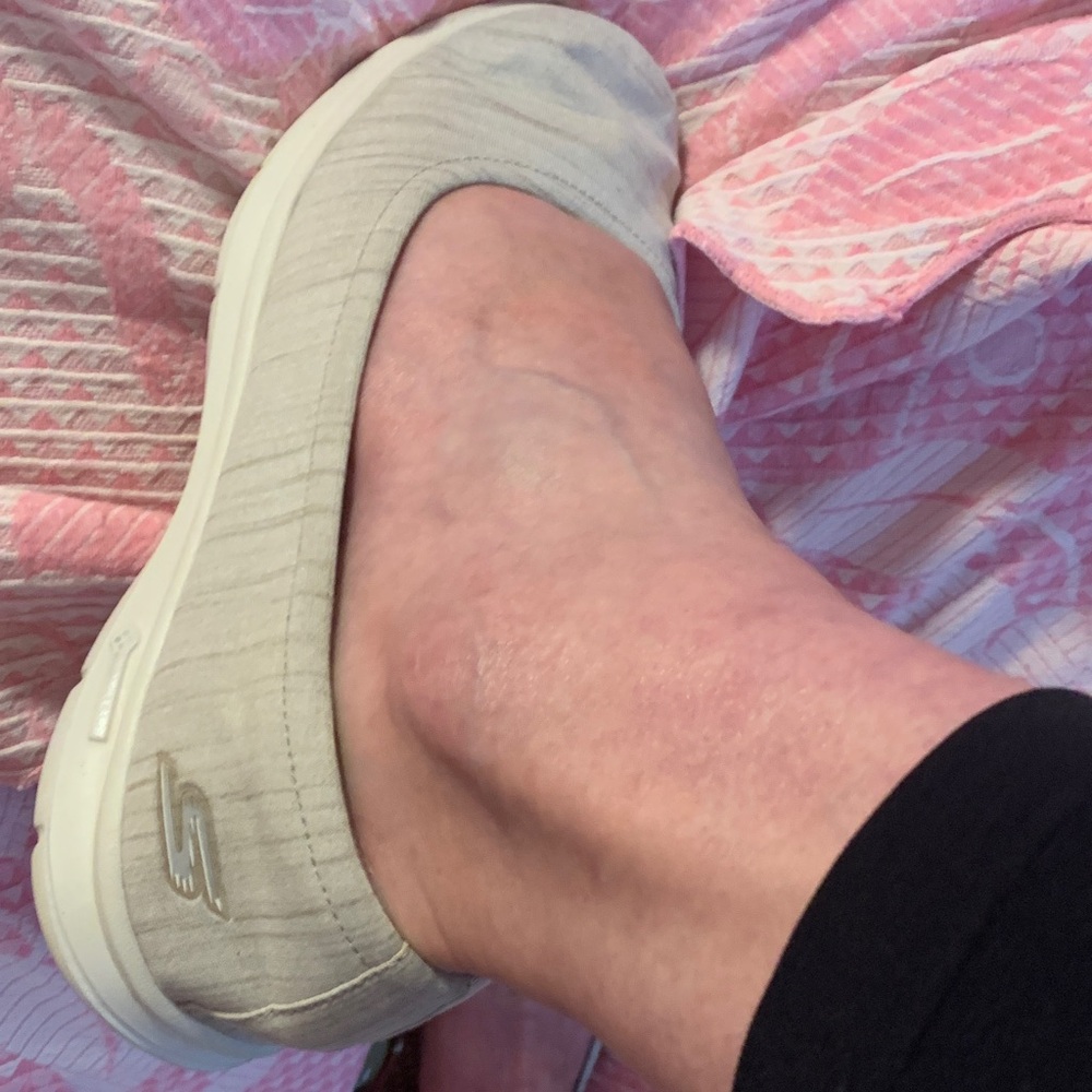 9.5 SKECHERS “GO-STEP” MEMORY FOAM SLIP ON SHOES- GUC